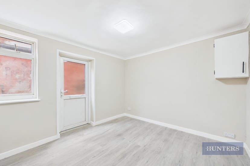 2E Ascupart Street - Image 2