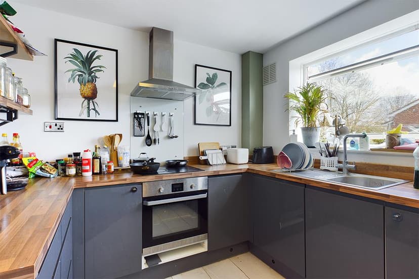 Flat 4, Hamilton Court 22 Winn Road - Image 2