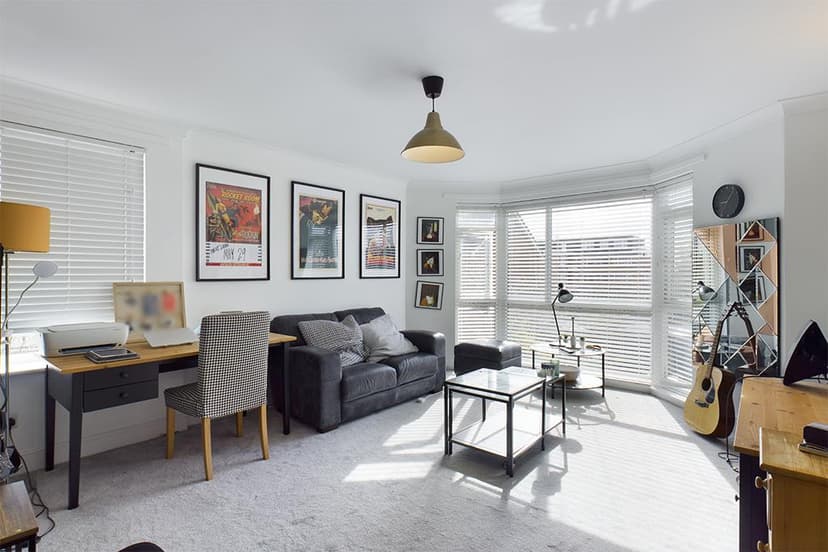 Flat 4, Hamilton Court 22 Winn Road - Image 8