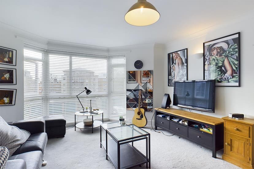 Flat 4, Hamilton Court 22 Winn Road - Image 9
