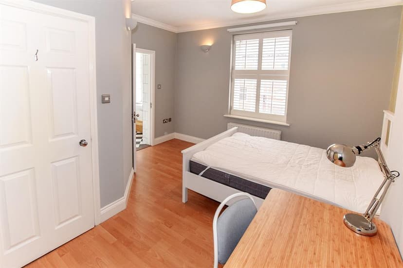 Flat 3, Royal Court 56 Bugle Street - Image 7